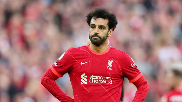 صورة محمد صلاح على طاولة باريس سان جيرمان بدل من مبابي 