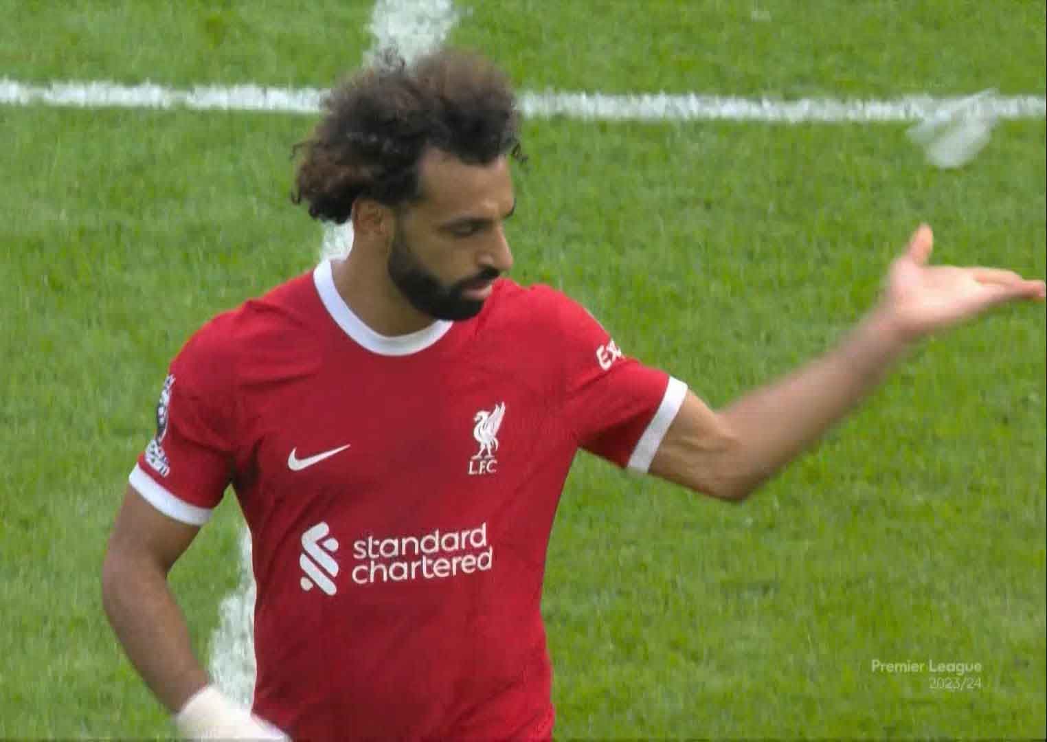 صورة غضب محمد صلاح بعد استبداله أمام تشيلسي بعد فشله في تحقيق رقم قياسي