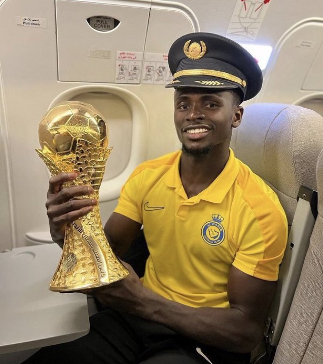 صورة ساديو ماني يسخر من صلاح بعد تحقيق لقب البطولة العربية مع النصر
