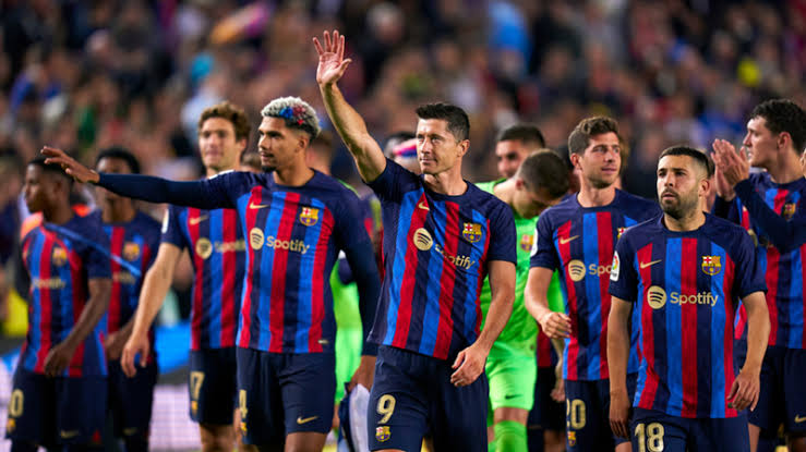صورة نجم برشلونة يفاجئ لابورتا بهذا القرار