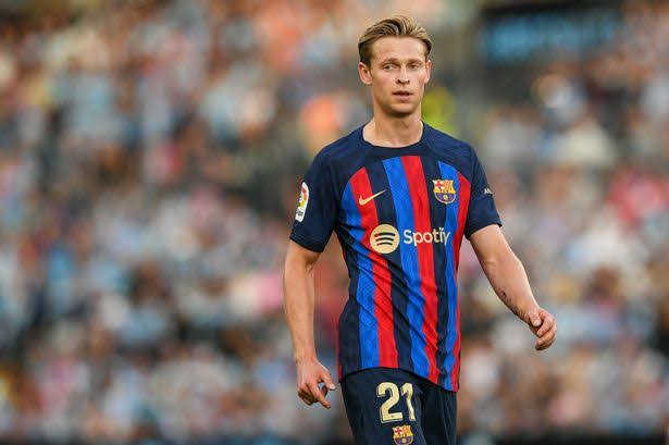 صورة برشلونة يتحرك لتحصين دي يونج