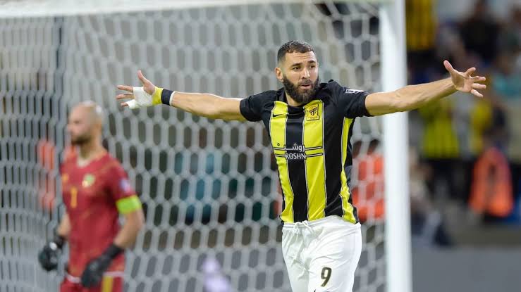 صورة تقارير تكشف طبيعة إصابة كريم بنزيما قبل مواجهة الهلال 