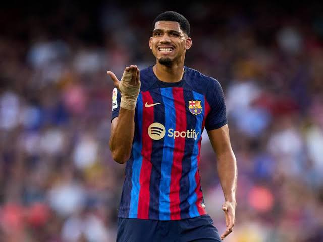 صورة مفاجأة في فترة غياب أراوخو عن الملاعب مع برشلونة 