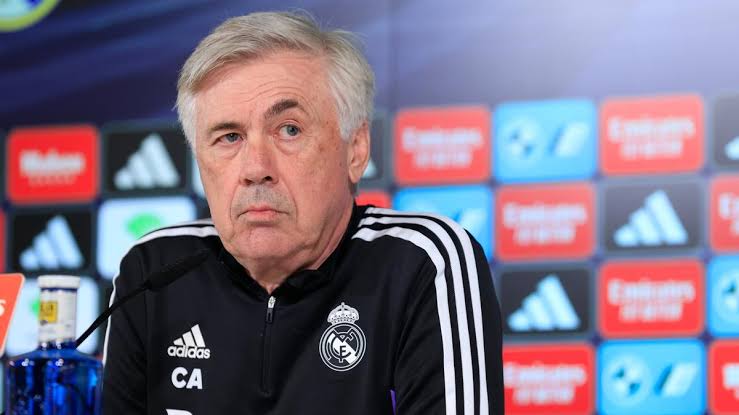 صورة أنشيلوتي يعلق على أنباء اهتمام ريال مدريد بالتعاقد مع نجم برشلونة 