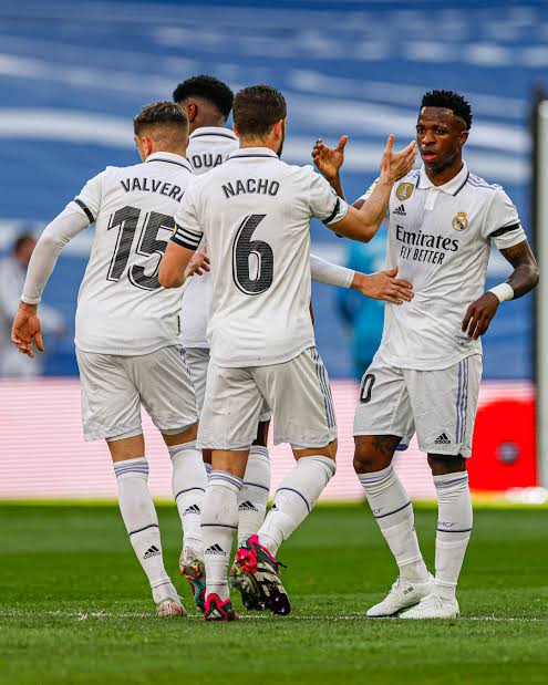 صورة نجم ريال مدريد يتغنى بالملكي 