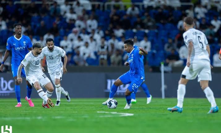 صورة مدرب الهلال يثير الجدل عقب الفوز على الشباب 