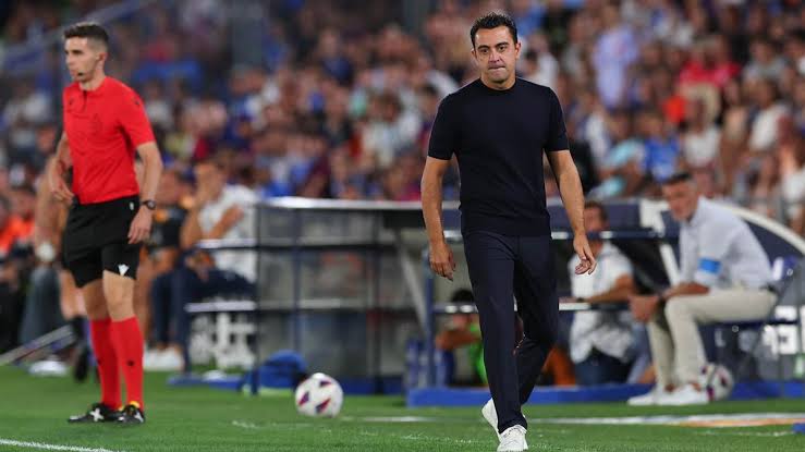 صورة كواليس حديث تشافي هيرنانديز مع لاعبي برشلونة قبل الكلاسيكو الماضي 