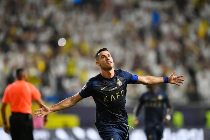 صورة نجم البرتغال يكشف موقف كريستيانو رونالدو من العودة إلى النصر 