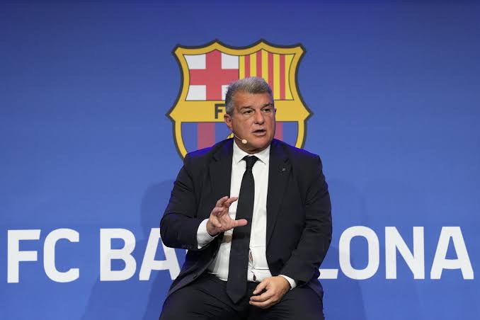 صورة رئيس برشلونة يفاجئ ليونيل ميسي بهذا القرار 