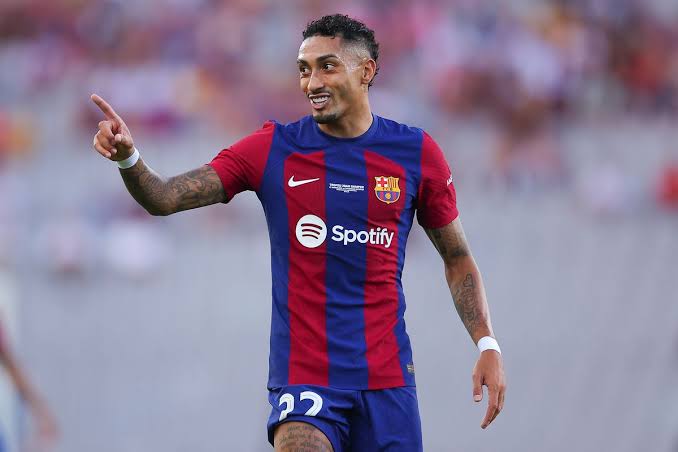 صورة رافينيا مهدد بالرحيل عن برشلونة بفرمان من تشافي 