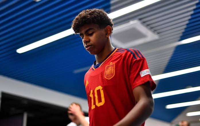 صورة لامين يامال يقترب من تحطيم أرقام جافي القياسية مع منتخب إسبانيا 
