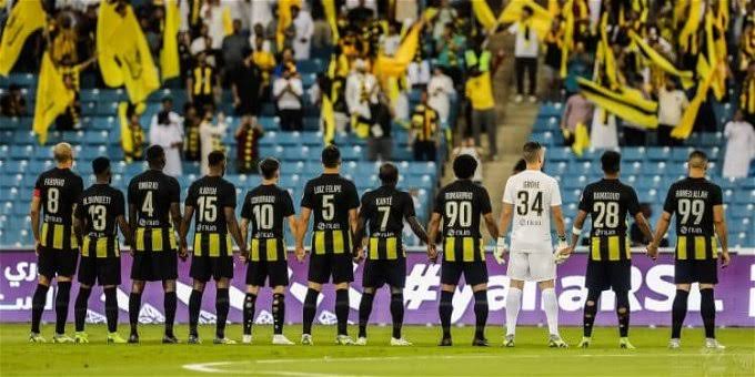 صورة حقيقة تحطيم زجاج حافلة الاتحاد السعودي في إيران 