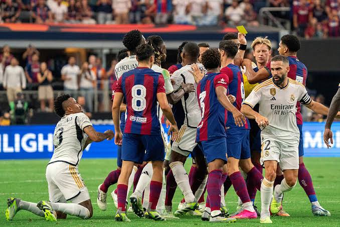 صورة غيابات بالجملة في الكلاسيكو لدي برشلونة وريال مدريد 