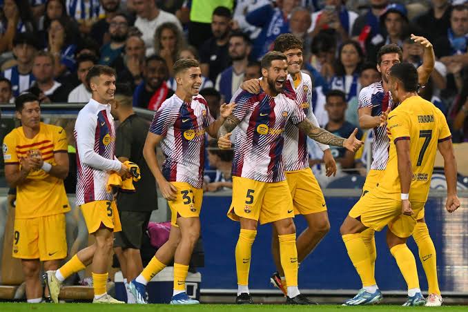 صورة تشافي يحقق رقم قياسي جديد مع برشلونة بعد الفوز على بورتو 