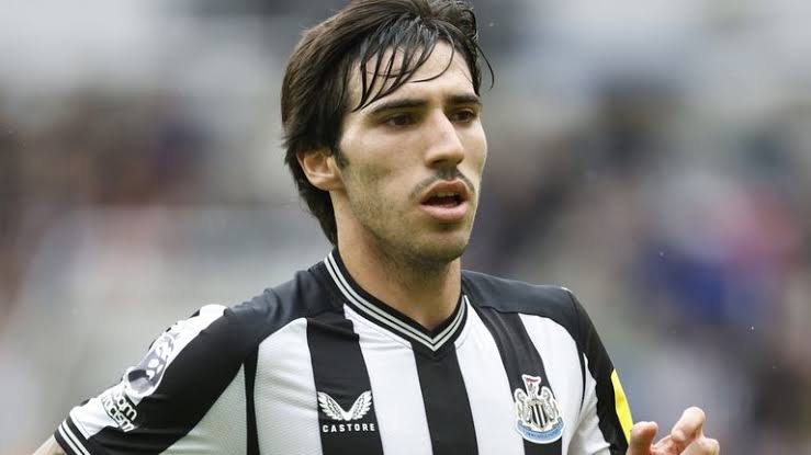 صورة لاعب نيوكاسل يونايتد يتعرض للإيقاف 10 شهور 