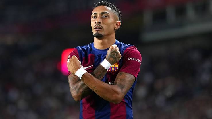 صورة تشافي يجهز رافينيا لمواجهة ريال مدريد بالكلاسيكو 