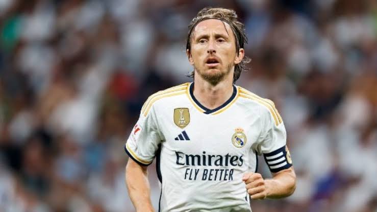 صورة مزاملة ميسي أو رونالدو.. تطورات مثيرة بشأن مستقبل مودريتش مع ريال مدريد 