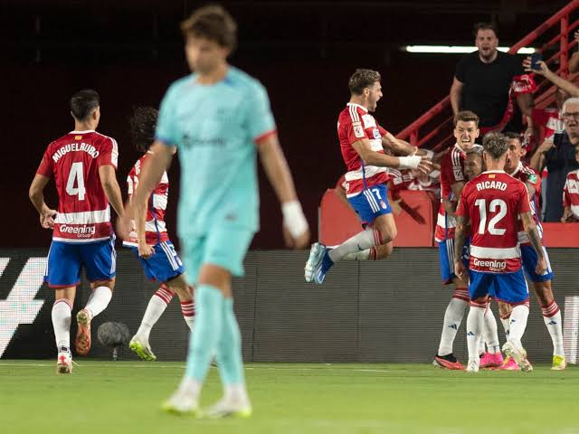 صورة برشلونة يُدوّن رقم سلبي في الدوري الإسباني أمام غرناطة 