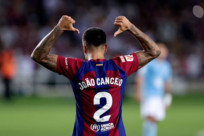 صورة مانشستر سيتي يُفاجئ برشلونة بشأن مستقبل كانسيلو 