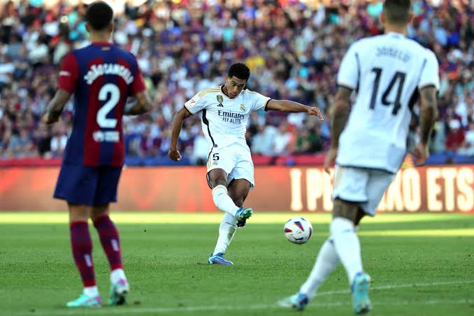 صورة بيلينجهام يكسر رقم زين الدين زيدان مع ريال مدريد بعد تألقه أمام برشلونة 