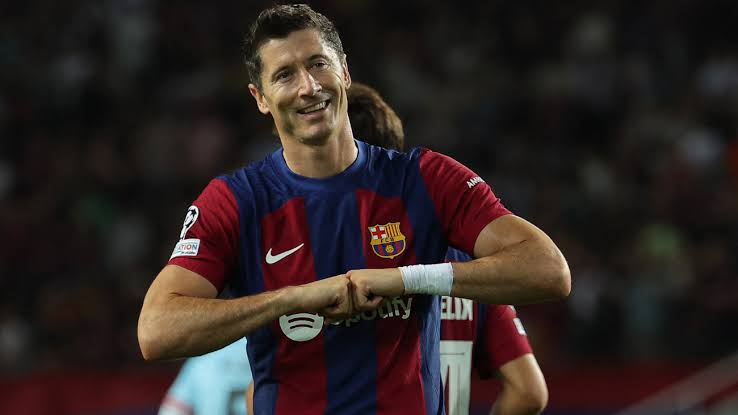 صورة غضب كبير في برشلونة بسبب روبرت ليفاندوفسكي 