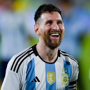 صورة ليونيل ميسي يكشف حقيقة مشاجرته الشهيرة مع فيجورست في كأس العالم 