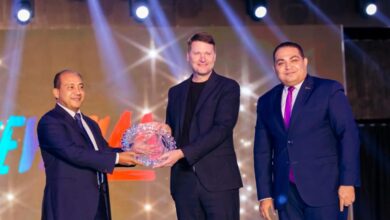 صورة على هامش حفل ترويج السياحة المصرية بالغردقة.. كامل أبو على يكرم alltours العالمية
