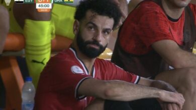صورة فيديو.. محمد صلاح يغادر مباراة مصر وغانا مصابًا