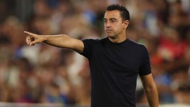 صورة جمهور برشلونة غاضب بسبب تشافي 