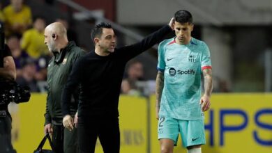 صورة استقبال كبير لكانسيلو بعد عودته لتدريبات برشلونة 