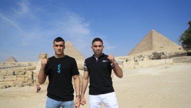 صورة المقاتلان إسلام رضا وأحمد طارق يروجان للسياحة المصرية من الأهرامات