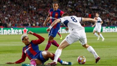 صورة حكم مباراة برشلونة ضد باريس سان جيرمان يتلقى إهانة لاذعة من سبورت