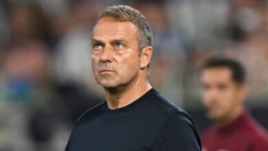 صورة برشلونة يجتمع مع هانسي فليك 