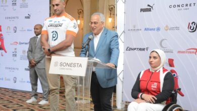 صورة علي الزيني ورحاب رضوان يحملان علم مصر في افتتاح دورة الألعاب البارالمبية