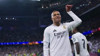 صورة نجم ريال مدريد ينفجر ضاحكًا على رئيس باريس سان جيرمان