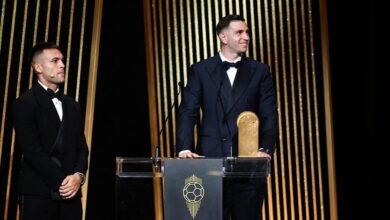 صورة إيميليانو مارتينيز يتوج بجائزة أفضل حارس مرمى لعام 2024