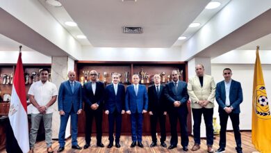 صورة جلسة ودية بين محافظ الإسماعيلية وأعضاء لجنة الإنقاذ