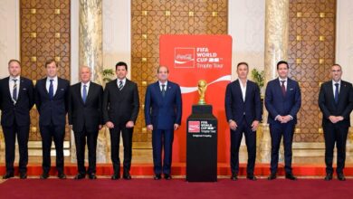 صورة الرئيس يستقبل مجسم كأس العالم في حضور أشرف صبحي وأبو ريدة