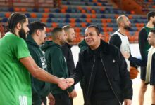 صورة محمد سلامة يحفّز لاعبي السلة قبل صدام الزمالك في نصف نهائي دوري السوبر