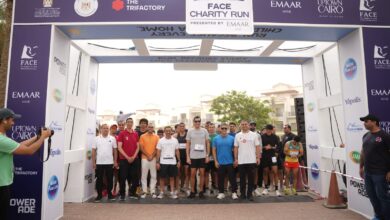 صورة وزير الشباب والرياضة وسفير الإمارات يطلقان شارة البدء لسباق خيري بمشاركة 1000 متسابق