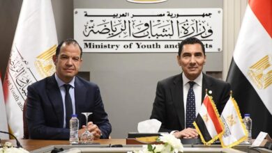 صورة وزير الشباب والرياضة يعقد اجتماع موسع مع مسؤولي استادات 