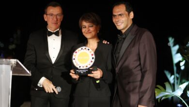 صورة أنور الكموني نجم التنس ومؤسس حملة مانحي الأمل العالمية يكرّمان نجاة فالو بلقاسم في مهرجان كان.. ومصر تكتب التاريخ كـ “دولة الشرف”