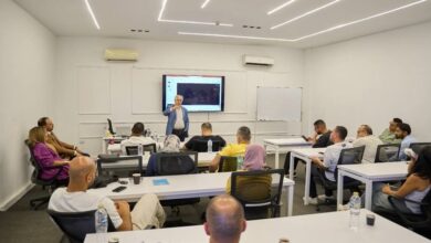 صورة رئيس البارالمبية المصرية متحدثًا في برنامج ماجستير إدارة الأعمال في إدارة الرياضة بجامعة إسلسكا