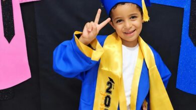 صورة أحمد إبراهيم مدكور يحتفل بتخرجه ويستعد لمرحلة جديدة في حياته التعليمية