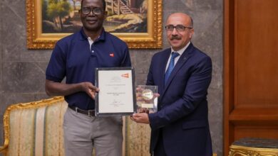 صورة التهامي يتسلم جائزة الاستحقاق والتميز من الاتحاد الدولي للريشة الطائرة